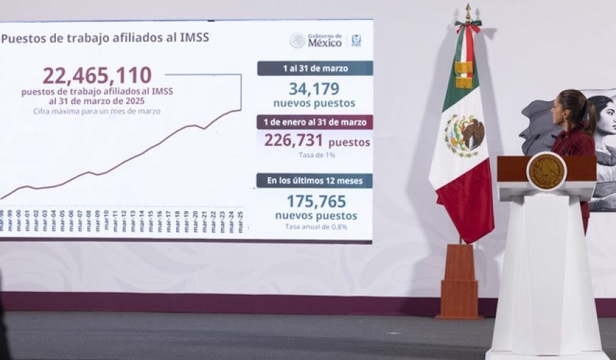 Cuauhtémoc, Ciudad de México. 2 de abril 2025. 
La doctora Claudia Sheinbaum Pardo, presidenta constitucional de los Estados Unidos Mexicanos, en conferencia de prensa matutina en el salón de la Tesorería de Palacio Nacional. La acompañan Jesús Antonio Esteva Medina, secretario de Infraestructura, Comunicaciones y Transportes; Gustavo Ricardo Vallejo Suárez, comandante del agrupamiento de Ingenieros Militares “Felipe Ángeles”; Andrés Lajous Loaeza, director general de la Agencia Reguladora del Transporte Ferroviario (ARTF); Isidoro Pastor, director general del Aeropuerto Internacional Felipe Ángeles; Juan Carlos Vera Minjares, director del Corredor Interoceánico del Istmo de Tehuantepec y Miguel Ángel Elorza Vázquez, coordinador de Infodemia. 
Foto: Presidencia
