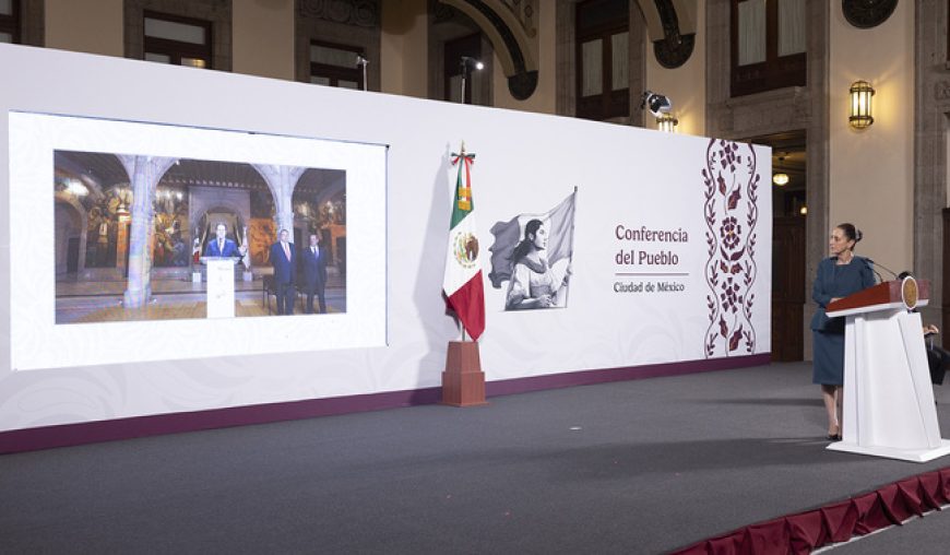 Cuauhtémoc, Ciudad de México. 20 de marzo 2025. La presidenta constitucional de los Estados Unidos Mexicanos, la Doctora Claudia Sheinbaum Pardo en conferencia de prensa matutina en el salón de la Tesorería de Palacio Nacional. Acompañan a la presidenta: Noemí Juárez Pérez, subsecretaria de Educación Pública. Foto: Gabriel Monroy /Presidencia