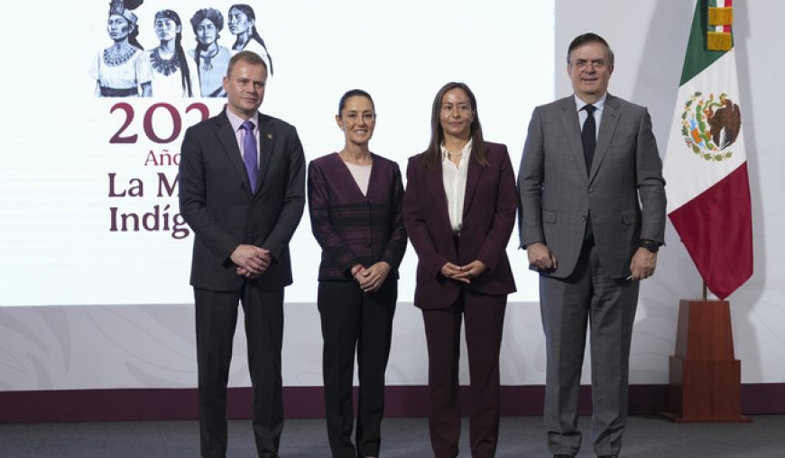 Cuauhtémoc, Ciudad de México, México, 2 DE MAYO de 2025. 
La doctora Claudia Sheinbaum Pardo, presidenta Constitucional de los Estados Unidos Mexicanos en conferencia de prensa matutina “Las mañaneras del pueblo”, en el Salón Tesorería de Palacio Nacional. La acompañan Marcelo Ebrard Casaubón, secretario de Economía; Willem Uijen, director ejecutivo de Cadena de Suministro y Operaciones de Unilever Global; Mildred Villegas, directora general de Unilever México; Paco Ignacio TaiboII, director ejecutivo del Fondo de Cultura Económica y Bulmaro Juárez Pérez, divulgador de lenguas indígenas, presentador de la sección “Suave Patria”. 
Foto: Presidencia