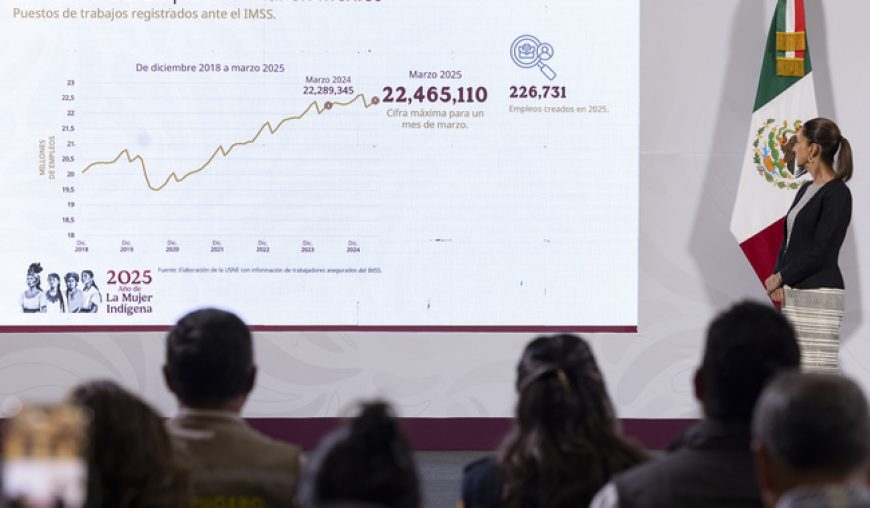 Cuauhtémoc, Ciudad de México, México, 25 de abril de 2025. 
La doctora Claudia Sheinbaum Pardo, presidenta Constitucional de los Estados Unidos Mexicanos en conferencia de prensa matutina “Las mañaneras del pueblo”, en el Salón Tesorería de Palacio Nacional. La acompañan Marath Baruch Bolaños, Secretario del Trabajo y Previsión Social; Laura Velázquez Alzúa, coordinadora Nacional de Protección Civil y Bulmaro Juárez Pérez, divulgador de lenguas indígenas, presentador de la sección “Suave Patria”. 
Foto: Presidencia