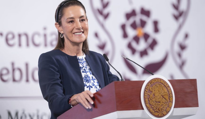 Cuauhtémoc, Ciudad de México. 21 de abril 2025. La presidenta constitucional de los Estados Unidos Mexicanos, la Doctora Claudia Sheinbaum Pardo en conferencia de prensa matutina en el salón de la Tesorería de Palacio Nacional. Acompañan a la presidenta: José Antonio Peña Merino, Director de la agencia de transformación digital; Norma Solano Rodríguez, titular de Transformación digital; Vidal Lleranas Morales, subsecretario de industria y comercio de la Secretaría de Economía; Ximena Escobedo Juárez, titular de la Unidad de desarrollo productivo de la Secretaría de Economía; Iván Escalante, Procurador Federal del Consumidor y Diana Aurora Correa,  subdirectora de Diseño Digital y Medios Sociales en la Unidad de Memoria Histórica. Foto: Saúl López Escorcia/Presidencia