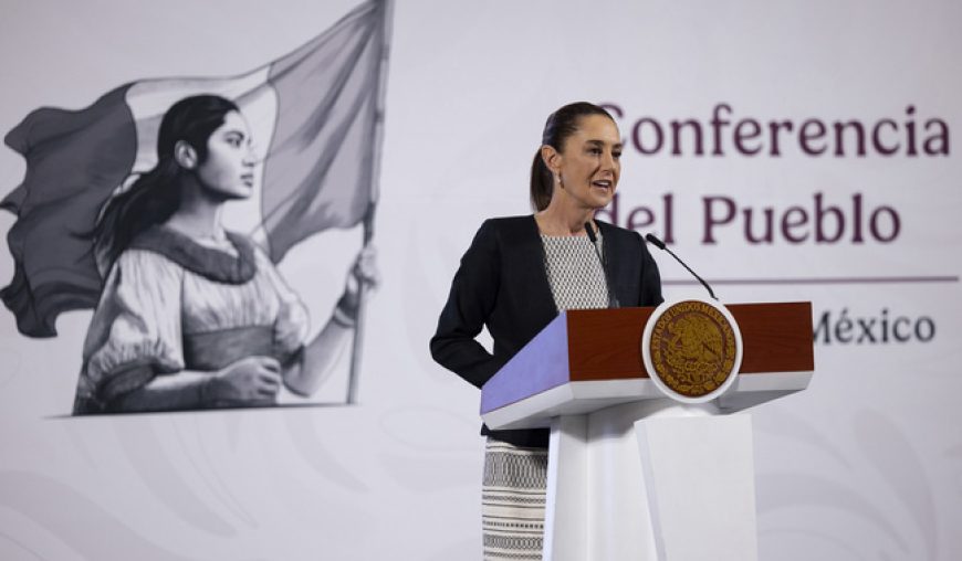Cuauhtémoc, Ciudad de México, México, 25 de abril de 2025. 
La doctora Claudia Sheinbaum Pardo, presidenta Constitucional de los Estados Unidos Mexicanos en conferencia de prensa matutina “Las mañaneras del pueblo”, en el Salón Tesorería de Palacio Nacional. La acompañan Marath Baruch Bolaños, Secretario del Trabajo y Previsión Social; Laura Velázquez Alzúa, coordinadora Nacional de Protección Civil y Bulmaro Juárez Pérez, divulgador de lenguas indígenas, presentador de la sección “Suave Patria”. 
Foto: Presidencia
