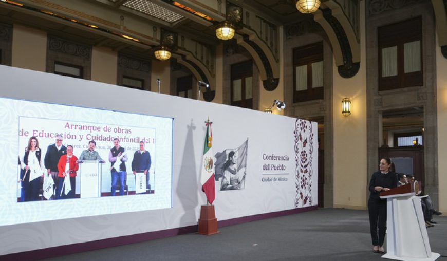 Cuauhtémoc, Ciudad de México, México, 30 de abril de 2025. 
La doctora Claudia Sheinbaum Pardo, presidenta Constitucional de los Estados Unidos Mexicanos en conferencia de prensa matutina “Las mañaneras del pueblo”, Enlace con Ciudad Juárez, Chihuahua, en el Salón Tesorería de Palacio Nacional. La acompañan Efraín Morales López, director general de la Comisión Nacional del Agua (Conagua) y Miguel Elorza, coordinador de Infodemia. 
Foto: Presidencia