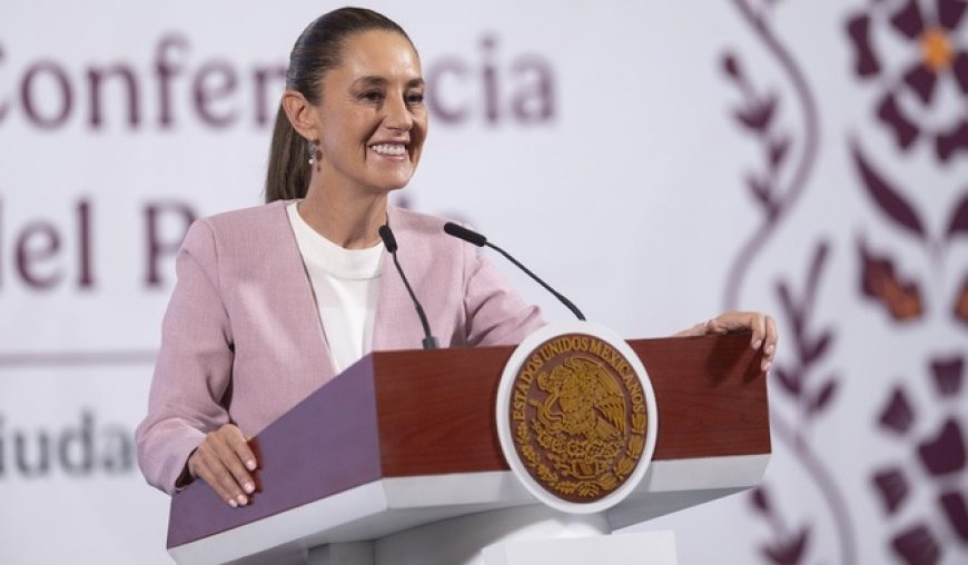 Cuauhtémoc, Ciudad de México, México, 10 de abril de 2025. 
La doctora Claudia Sheinbaum Pardo, presidenta Constitucional de los Estados Unidos Mexicanos en conferencia de prensa matutina “Las mañaneras del pueblo”, en el Salón Tesorería de Palacio Nacional. La acompañan Raquel Buenrostro Sánchez, secretaria Anticorrupción y Buen Gobierno y Noemí Juárez Pérez, subsecretaria de Educación Pública y encargada de “Mujeres en la historia”. 
Foto: Presidencia
