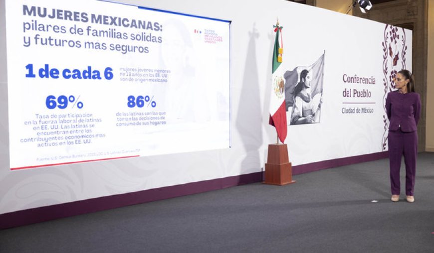 Cuauhtémoc, Ciudad de México. 28 de abril 2025. La presidenta constitucional de los Estados Unidos Mexicanos, la Doctora Claudia Sheinbaum Pardo en conferencia de prensa matutina en el salón de la Tesorería de Palacio Nacional. Acompañan a la presidenta: Ariadna Montiel, secretaria de Bienestar; Iván Escalante, Procurador Federal del Consumidor (Profeco); Ana Teresa Ramírez Valdés, directora ejecutiva de Latino Donor Coolaborative y  Diana Aurora Correa,  subdirectora de Diseño Digital y Medios Sociales en la Unidad de Memoria Histórica.  Foto: Gabriel Monroy/Presidencia
