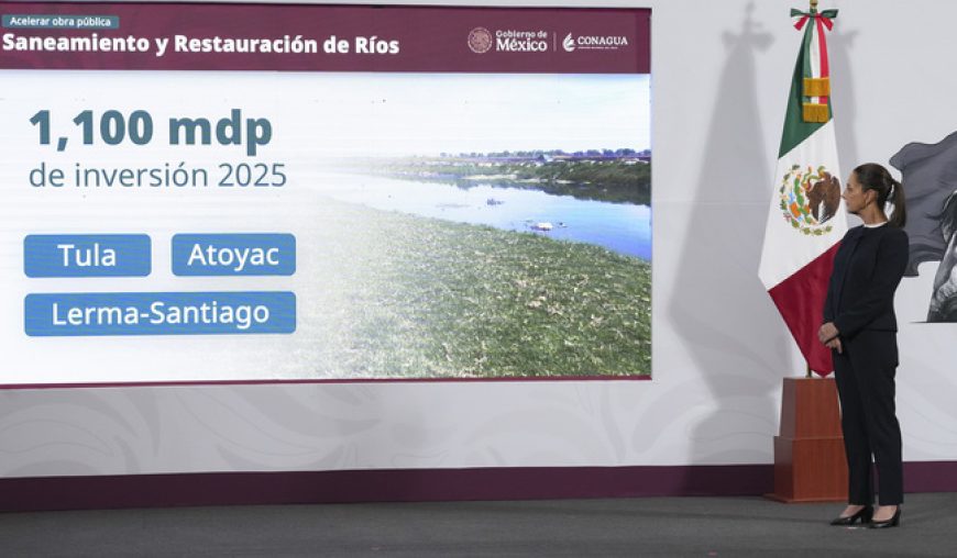 Cuauhtémoc, Ciudad de México, México, 30 de abril de 2025. 
La doctora Claudia Sheinbaum Pardo, presidenta Constitucional de los Estados Unidos Mexicanos en conferencia de prensa matutina “Las mañaneras del pueblo”, Enlace con Ciudad Juárez, Chihuahua, en el Salón Tesorería de Palacio Nacional. La acompañan Efraín Morales López, director general de la Comisión Nacional del Agua (Conagua) y Miguel Elorza, coordinador de Infodemia. 
Foto: Presidencia